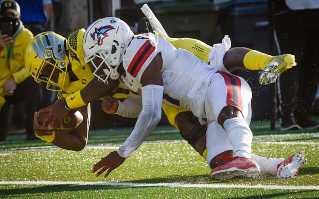 No. 4 Oregon Overcomes Slow Start To Pull Away from Stony Brook, 48-7