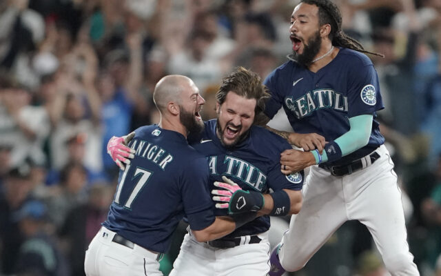 Mariners top Yankees in extras for thrilling 1-0 win