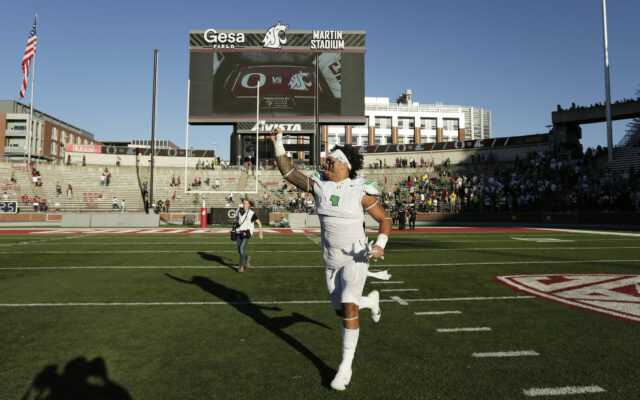 AP Poll: Oregon climbs two spots to No. 13 after win at WSU