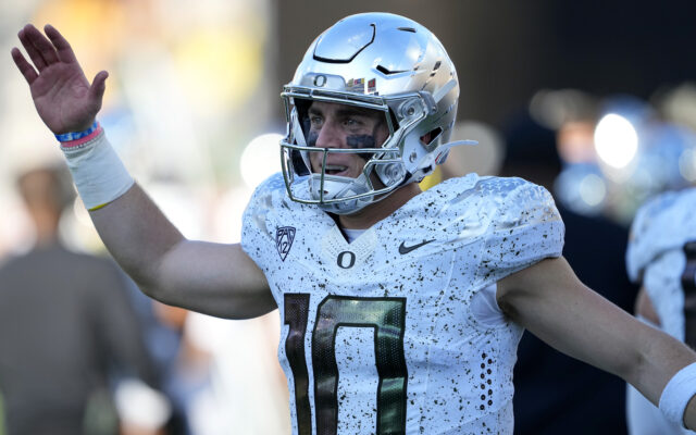 Oregon Ducks Remain No. 6 In College Football Playoff Rankings Heading Into Rivalry Game vs. Oregon State